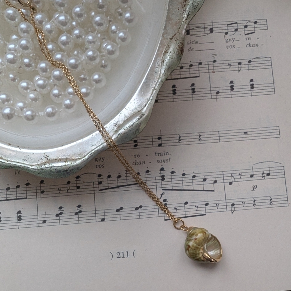 Vintage Gold and Green Shell Pendant Necklace - Picture 4 of 16